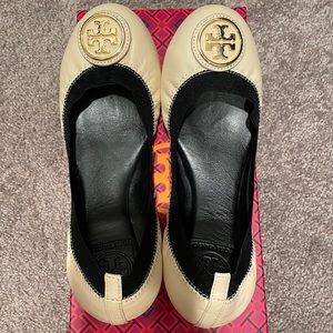 EUC Tory Burch Caroline Ballet Flats Vanilla Cream Black Elastic Shoes Logo 6.5